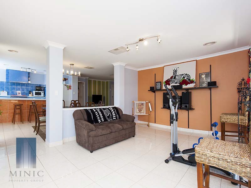 2 Zinnia Lane, Halls Head WA 6210