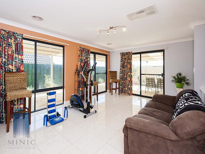 2 Zinnia Lane, Halls Head WA 6210