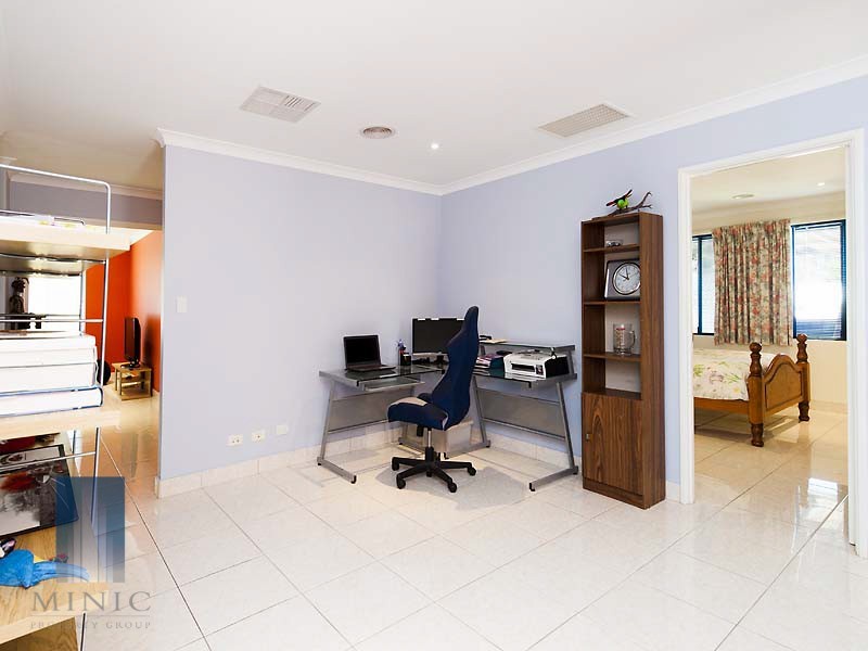 2 Zinnia Lane, Halls Head WA 6210