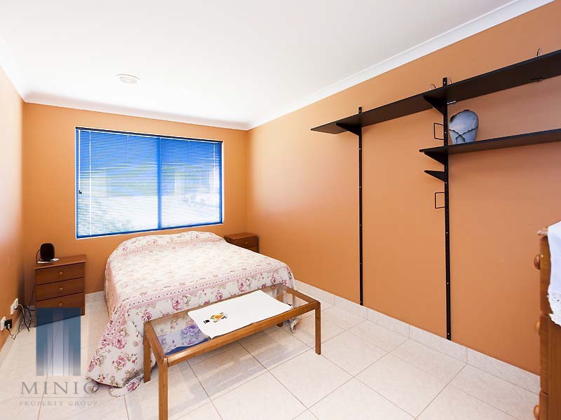 2 Zinnia Lane, Halls Head WA 6210