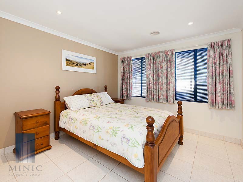 2 Zinnia Lane, Halls Head WA 6210