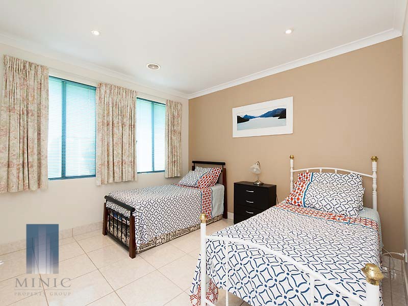 2 Zinnia Lane, Halls Head WA 6210