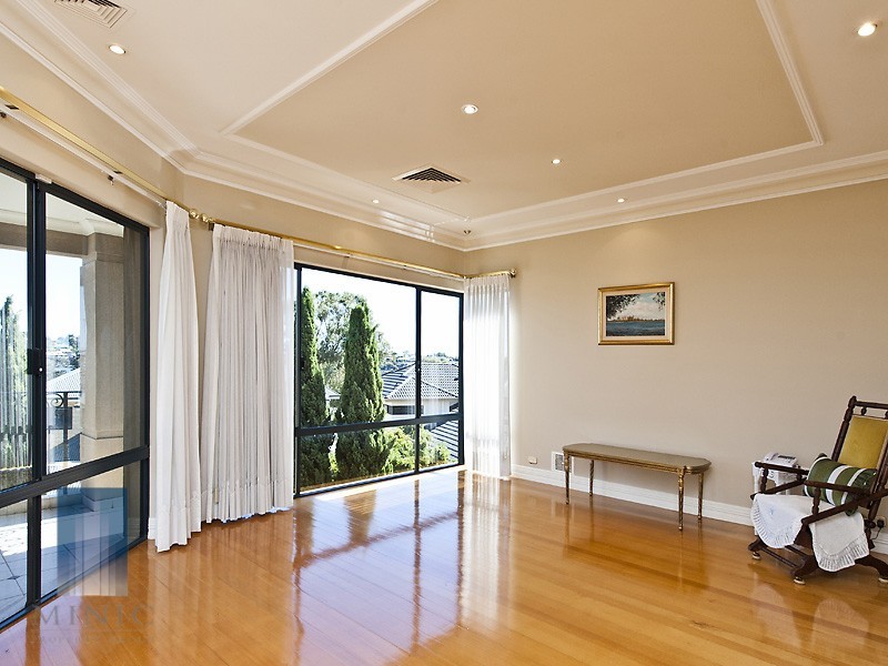 26 Crossman Pass, Salter Point WA 6152