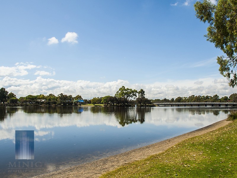 1/ 425A Riverton Drive East, Shelley WA 6148