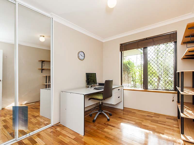 1 Hazlett Close, South Lake WA 6164