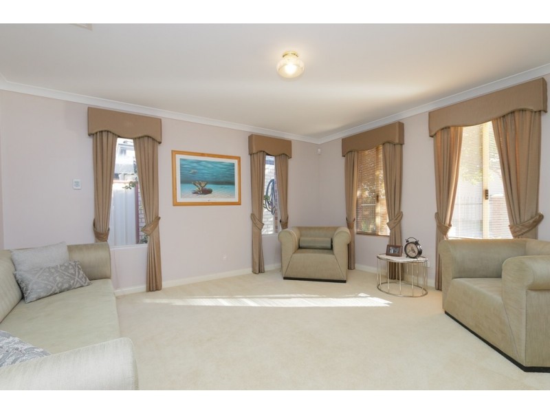 9 Hogg Avenue, Salter Point WA 6152