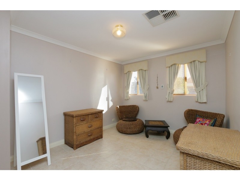 9 Hogg Avenue, Salter Point WA 6152