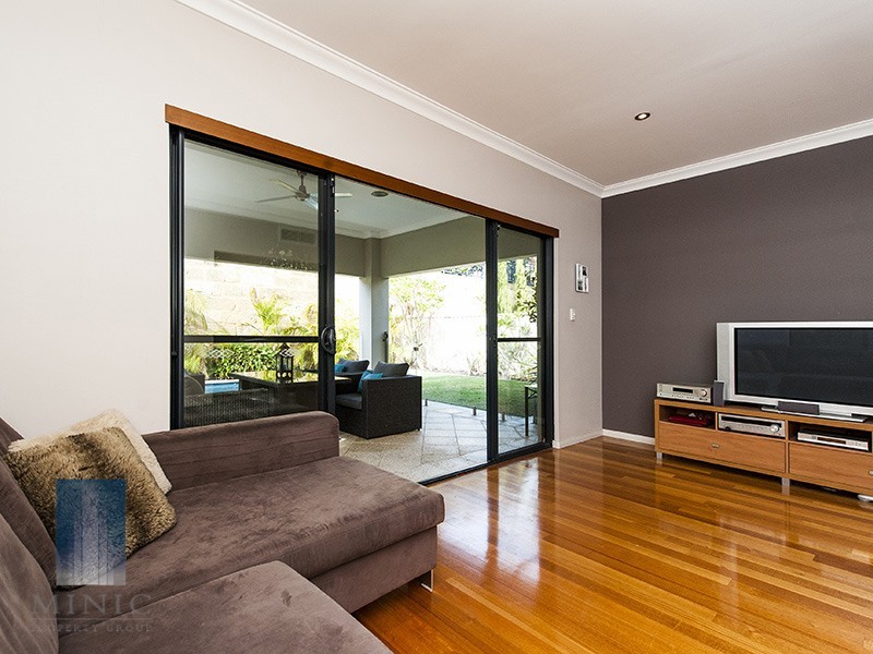 21 Stitfold Promenade, Salter Point WA 6152