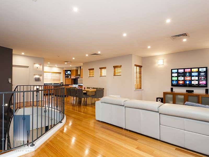 21 Stitfold Promenade, Salter Point WA 6152