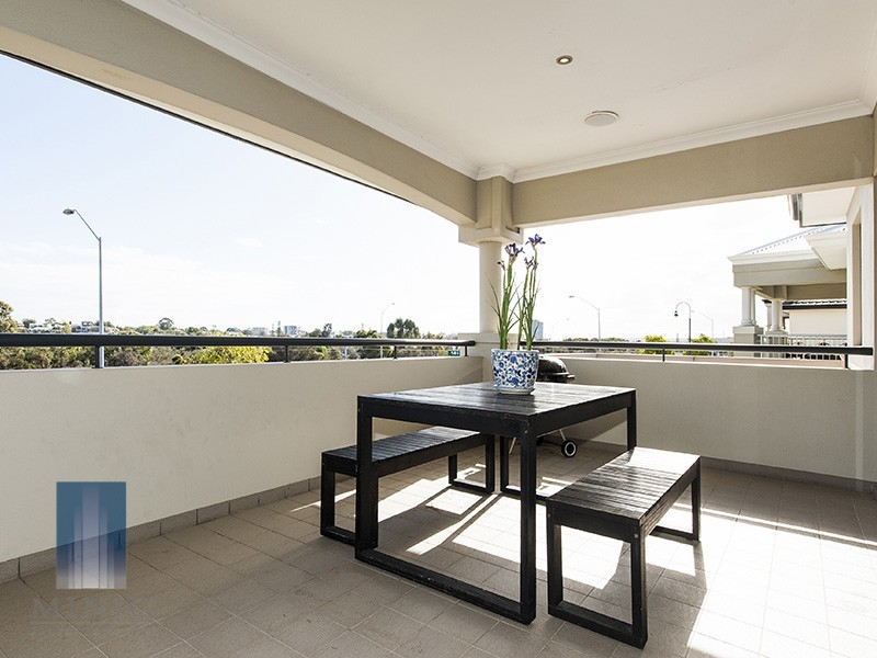 21 Stitfold Promenade, Salter Point WA 6152