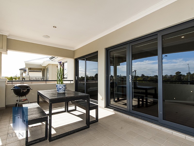 21 Stitfold Promenade, Salter Point WA 6152