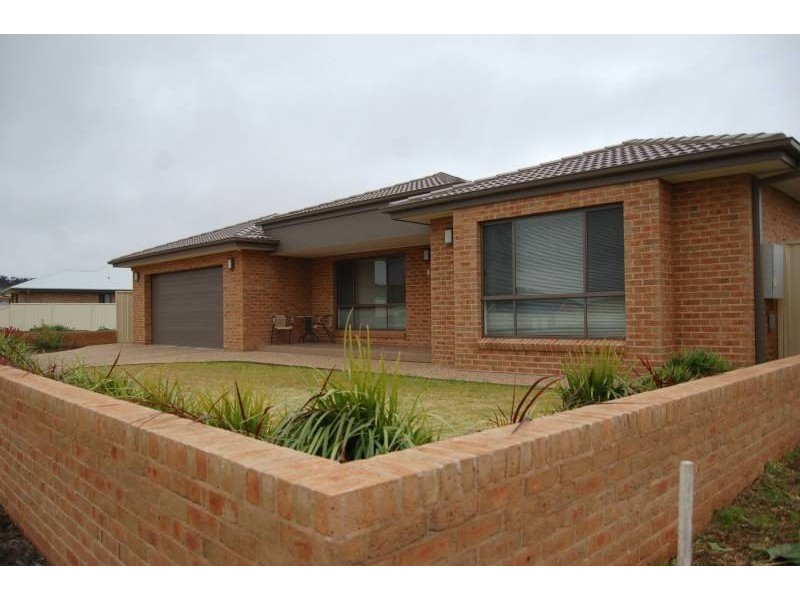 8 Gillmartin Drive, Griffith NSW 2680