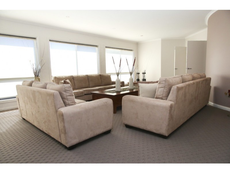 14 Bella Vista Drive, Lake Wyangan NSW 2680