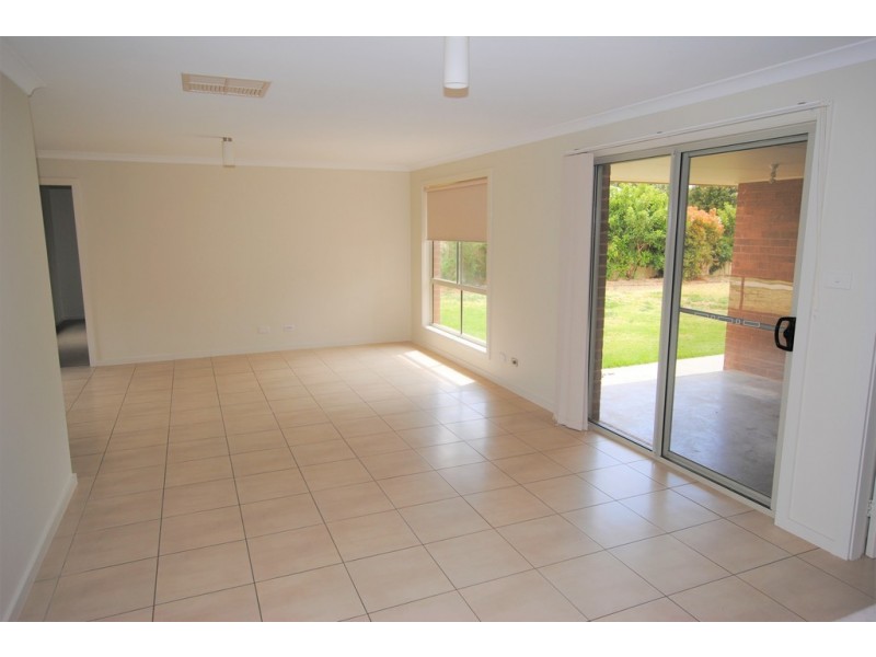 10 Gillmartin Drive, Griffith NSW 2680