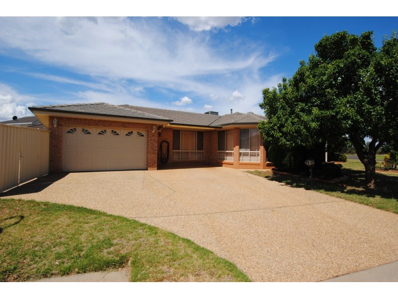 1 Dunvarleigh Crescent, Griffith NSW 2680