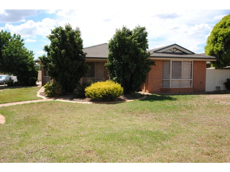1 Dunvarleigh Crescent, Griffith NSW 2680