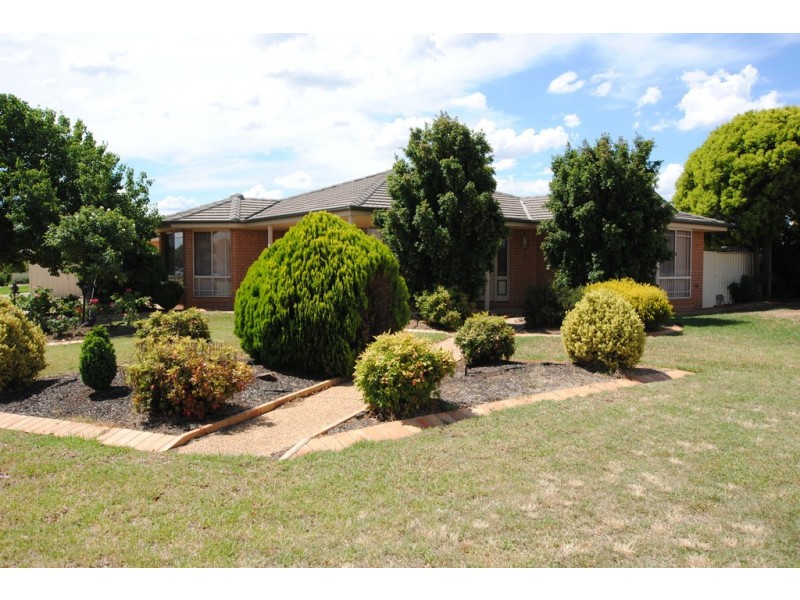 1 Dunvarleigh Crescent, Griffith NSW 2680