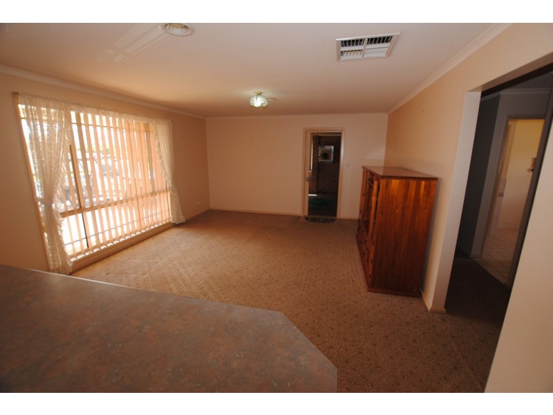 1 Dunvarleigh Crescent, Griffith NSW 2680