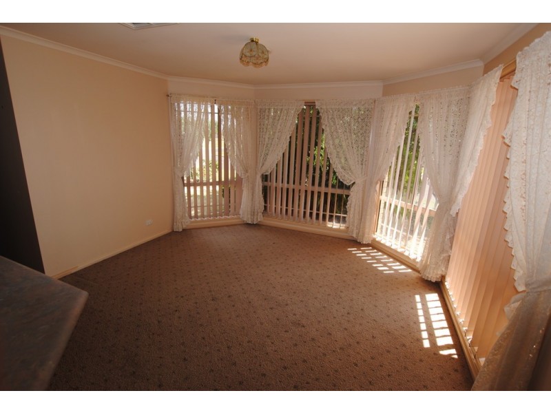 1 Dunvarleigh Crescent, Griffith NSW 2680