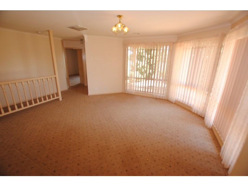 1 Dunvarleigh Crescent, Griffith NSW 2680