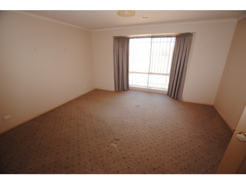 1 Dunvarleigh Crescent, Griffith NSW 2680