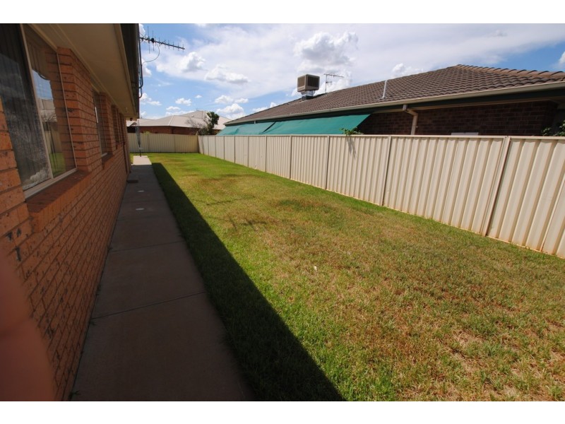 1 Dunvarleigh Crescent, Griffith NSW 2680