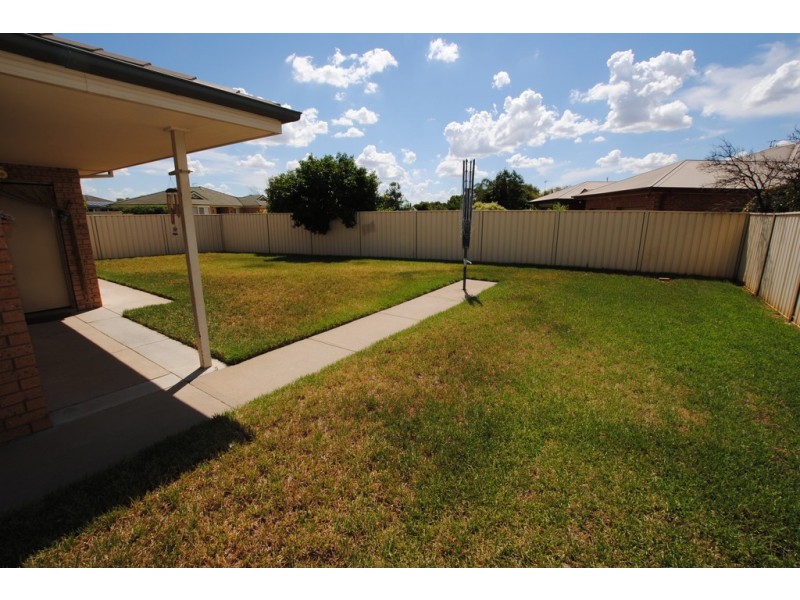 1 Dunvarleigh Crescent, Griffith NSW 2680