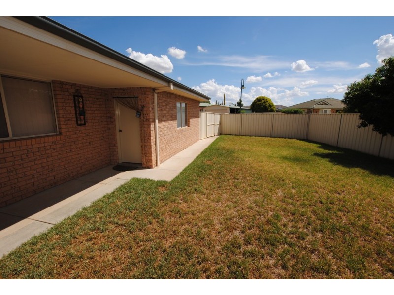 1 Dunvarleigh Crescent, Griffith NSW 2680