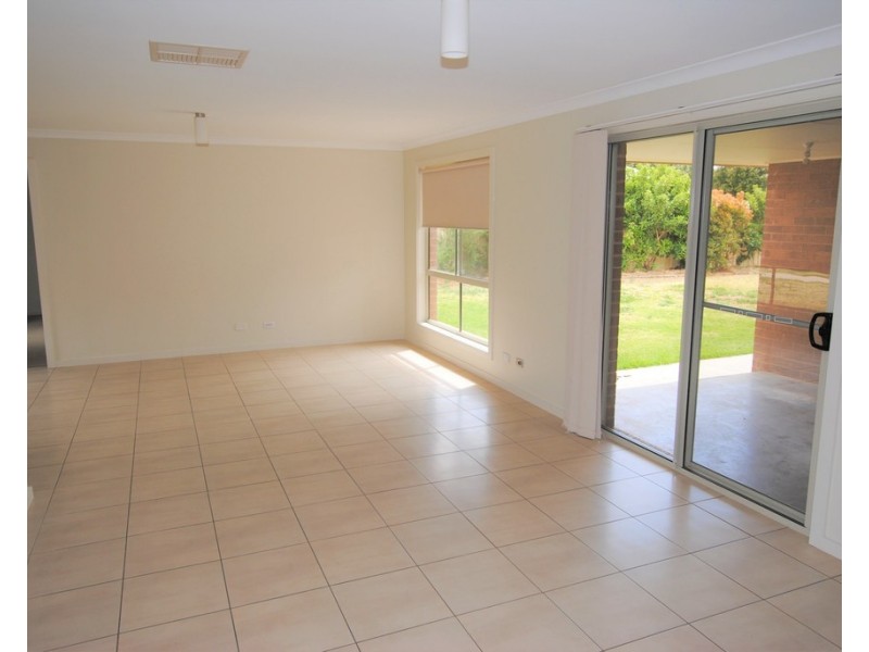 10 GILLMARTIN DRIVE, Griffith NSW 2680