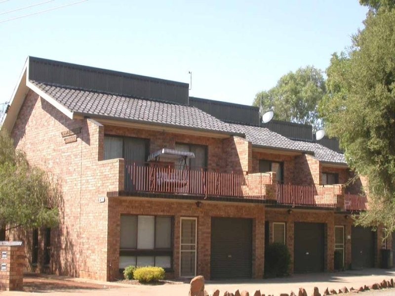 1/230 Wakaden Street, Griffith NSW 2680