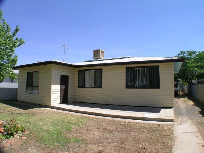 7 Landers Street, Darlington Point NSW 2706