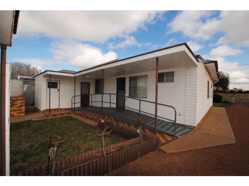 17 Hebden Street, Yoogali NSW 2680