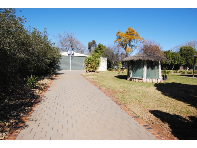 2-4 Moore Street, Hillston NSW 2675