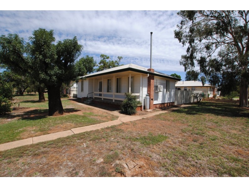 4 SOUTH AVENUE, Yenda NSW 2681
