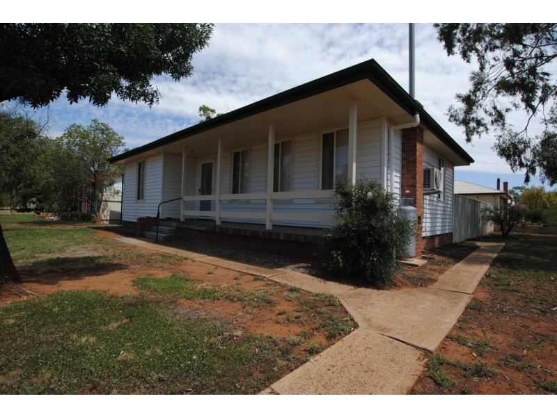 4 SOUTH AVENUE, Yenda NSW 2681