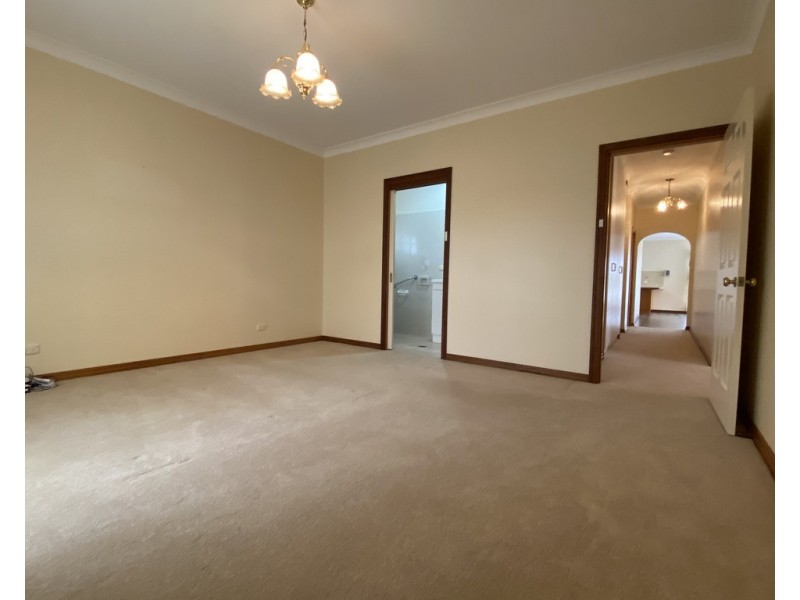 1A Clifton Blvde, Griffith NSW 2680