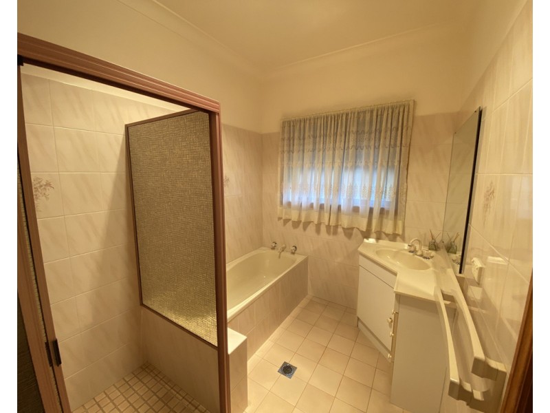 1A Clifton Blvde, Griffith NSW 2680