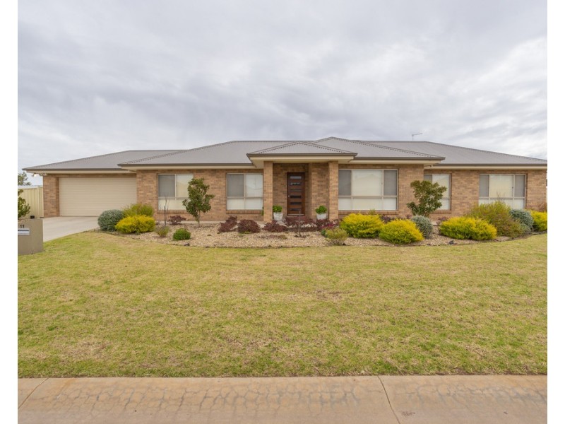 11 Jackson Place, Yoogali NSW 2680