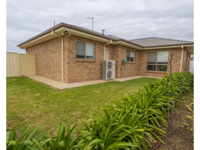 11 Jackson Place, Yoogali NSW 2680