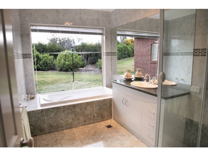 5 Elizabeth Drive, Lake Wyangan NSW 2680