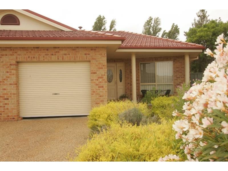 16a and 16b  Robrick Close, Griffith NSW 2680