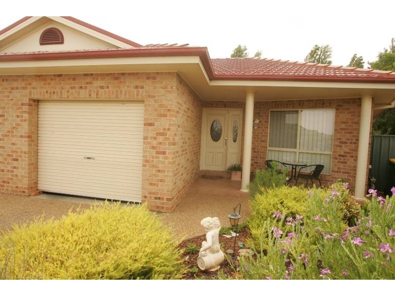 16a and 16b  Robrick Close, Griffith NSW 2680