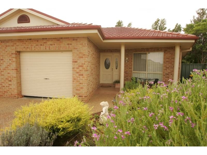 16a and 16b  Robrick Close, Griffith NSW 2680