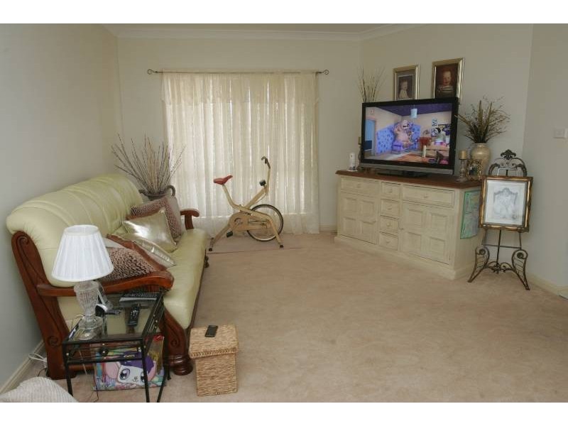 16a and 16b  Robrick Close, Griffith NSW 2680