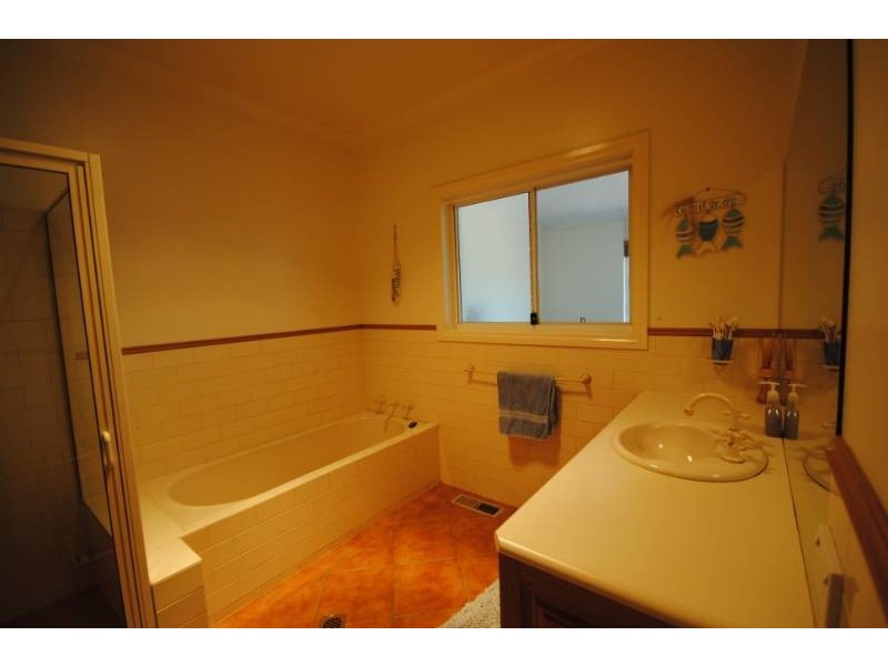 9  Fawcett Drive, Lake Wyangan NSW 2680