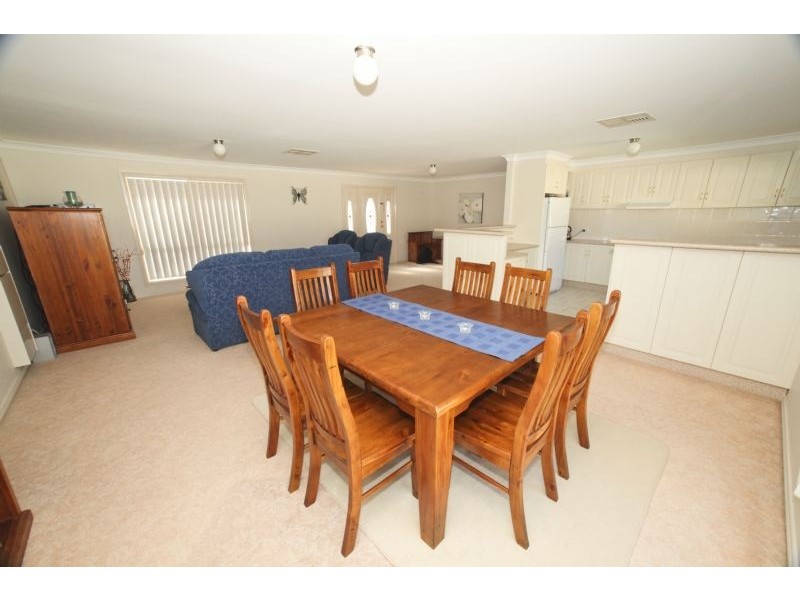 2/16 POWYS PLACE, Griffith NSW 2680