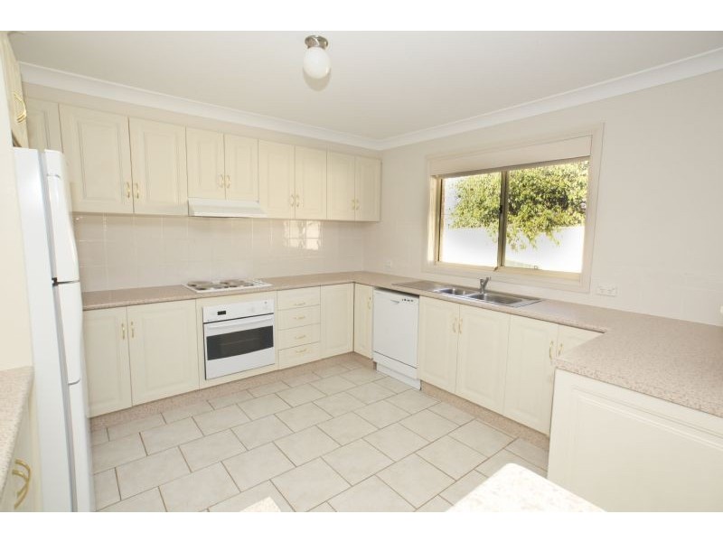 2/16 POWYS PLACE, Griffith NSW 2680