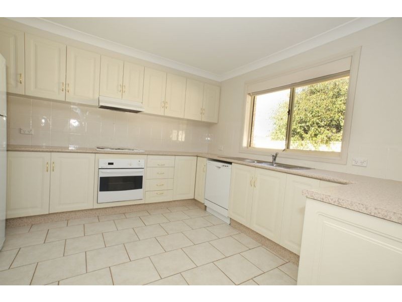 2/16 POWYS PLACE, Griffith NSW 2680