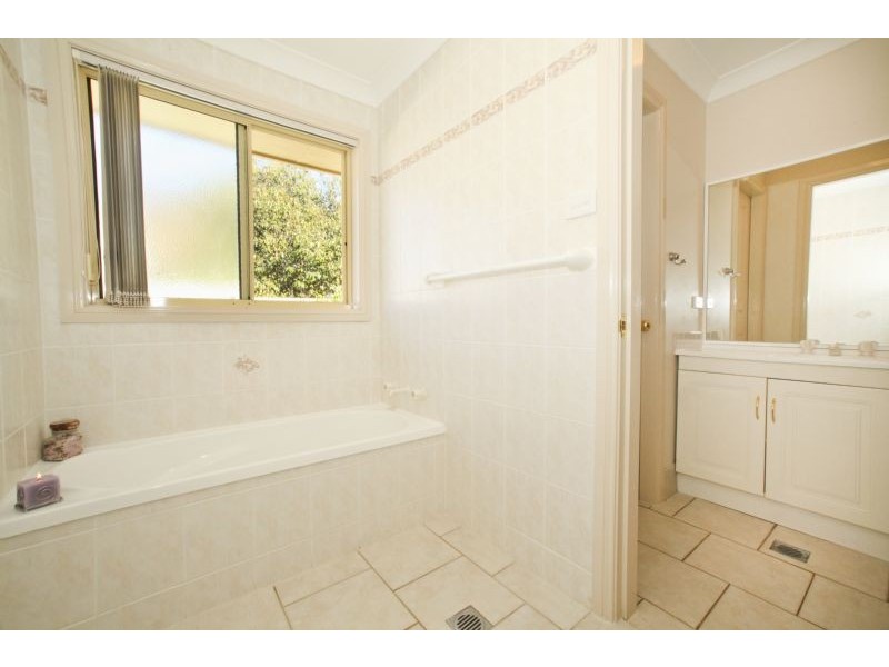 2/16 POWYS PLACE, Griffith NSW 2680