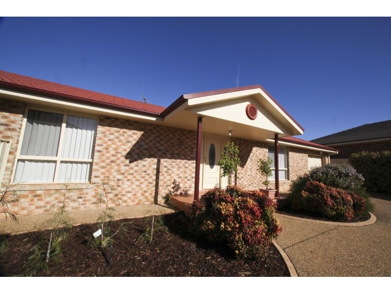 2/16 POWYS PLACE, Griffith NSW 2680